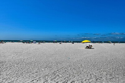 Gulfview Lido Key Gem - Walk to Beach & Shops