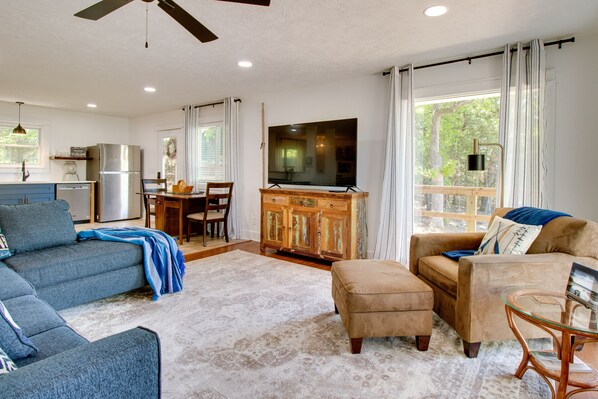 House (4 Bedrooms) | Living area | TV