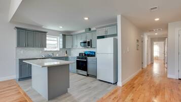 Apartemen (3 Bedrooms) | Dapur pribadi | Microwave, oven, kompor, dan mesin pencuci piring