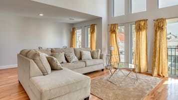 Apartment (3 Bedrooms) | Living area