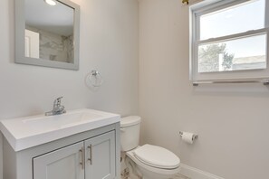 Apartment (3 Bedrooms) | Bathroom | Shower - Bright Newark Vacation Rental Near New York! (Newark)