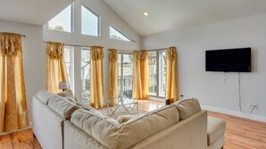 Living area - Bright Newark Vacation Rental Near New York! (Newark)