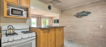 Sunrise Bay w/ Lake Access: Families Welcome!