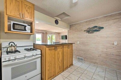 Sunrise Bay w/ Lake Access: Families Welcome!