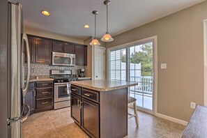 Apartment (3 Bedrooms) | Interior - Charming Bellefonte Townhome Near Penn State! (Bellefonte)