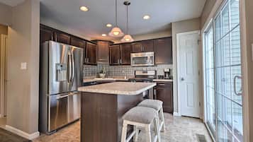 Apartment (3 Bedrooms) | Private kitchen | Microwave, oven, stovetop, dishwasher