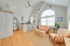 Cottage (1 Bedroom) | Area soggiorno | TV, caminetto