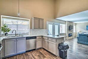 House (5 Bedrooms) | Interior