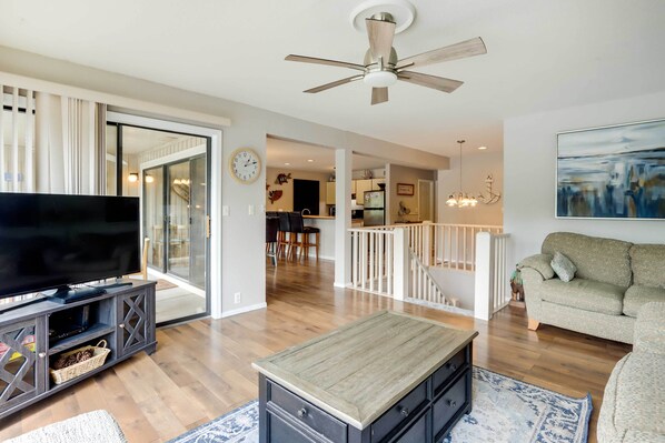 Interior - Community Pool: Lakefront Osage Beach Condo! (Osage Beach)