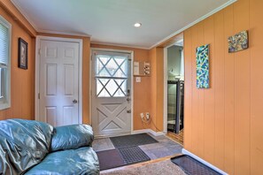 House (3 Bedrooms) | Interior - Suburban Home w/ Backyard Patio < 7 Miles to Dtwn! (Lansdowne)