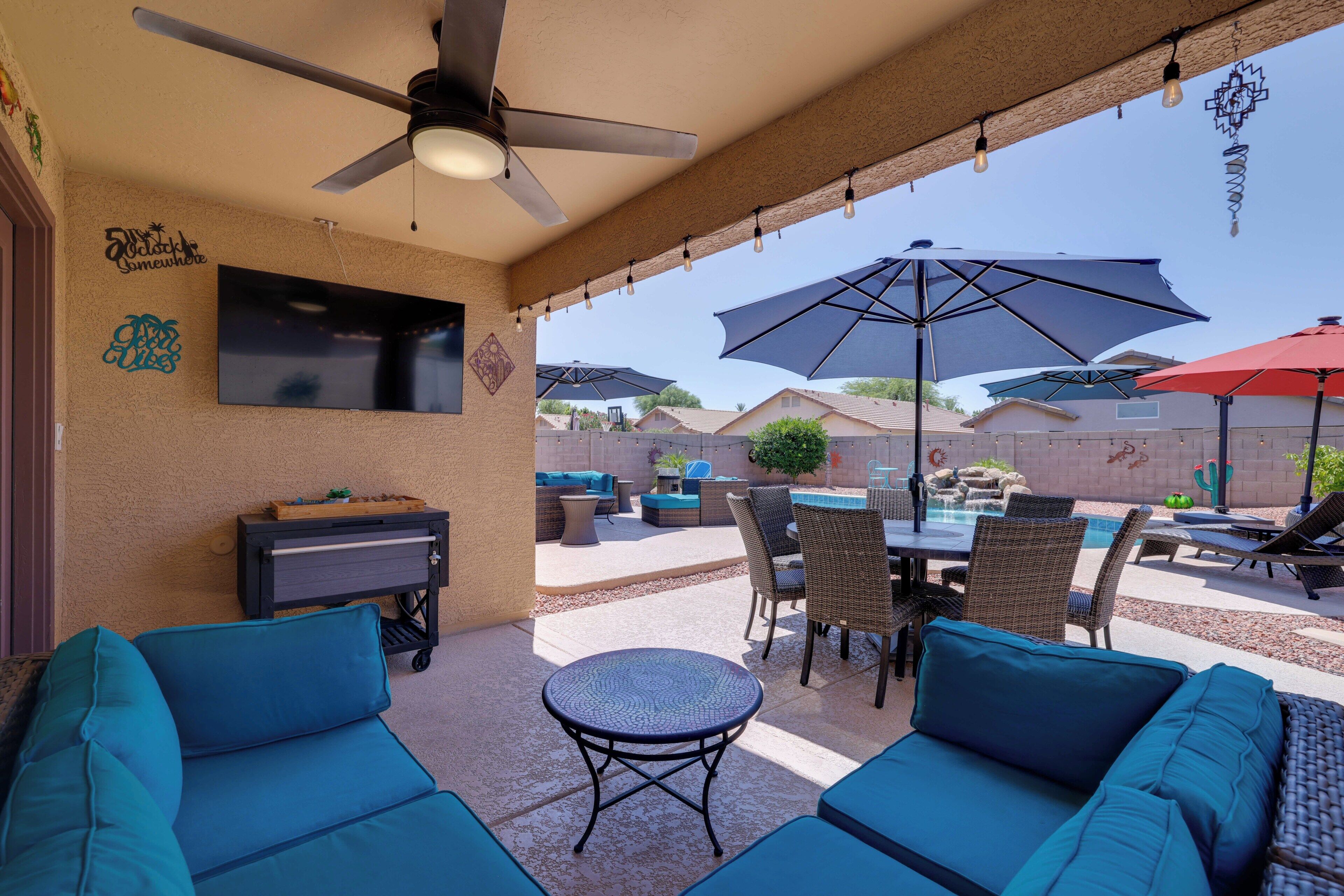 Une terrasse extérieure dotée d’un ventilateur de plafond, d’un téléviseur fixé au mur et d’une table de billard.