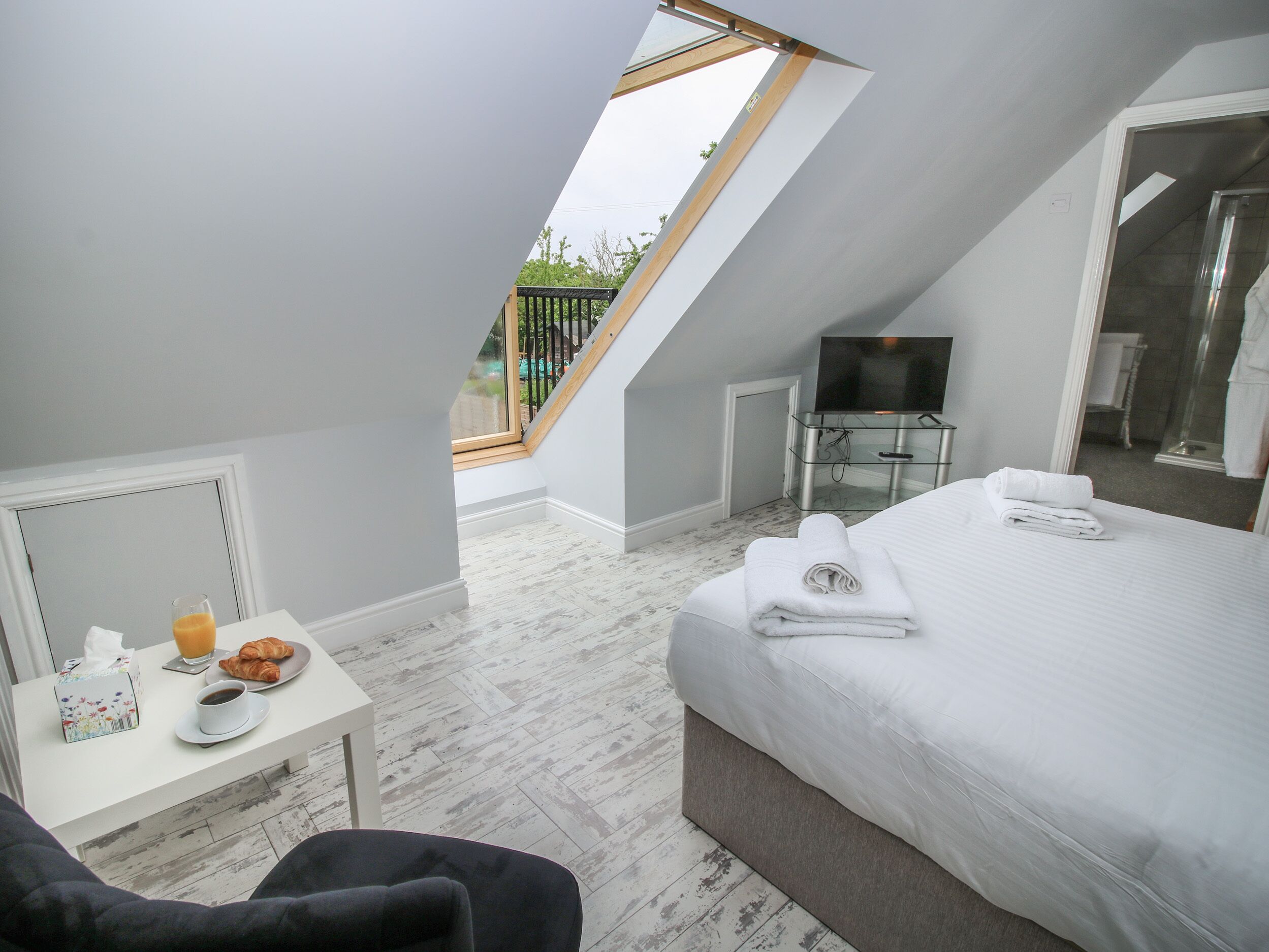 2 bedrooms, individually decorated, individually furnished, free WiFi