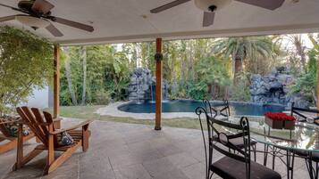 Hồ bơi ngoài trời