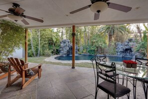 Outdoor pool - Bakersfield Oasis: Sweet Tropical Pool Setup! (Bakersfield)