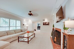 TV, fireplace - Bakersfield Oasis: Sweet Tropical Pool Setup! (Bakersfield)