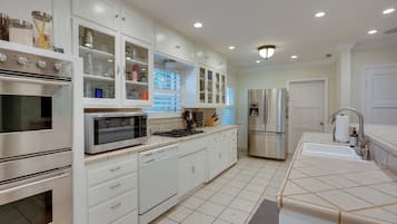 House (3 Bedrooms) | Private kitchen | Microwave, oven, stovetop, dishwasher