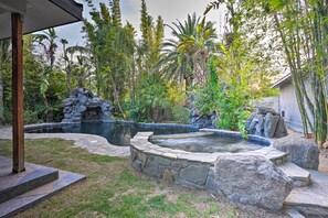 Outdoor pool - Bakersfield Oasis: Sweet Tropical Pool Setup! (Bakersfield)