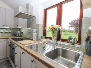 Fridge, electric kettle, toaster, cookware/dishes/utensils - The Annexe, Grange Farm (Norwich)