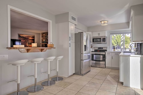 Sun Deck, Hot Tub & Kayak: Lakefront Tempe House