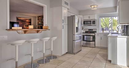 Sun Deck, Hot Tub & Kayak: Lakefront Tempe House