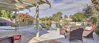 Sun Deck, Hot Tub & Kayak: Lakefront Tempe House