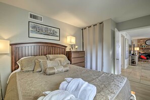 Interior - Sun Deck, Hot Tub & Kayak: Lakefront Tempe House (Tempe)