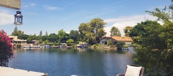 Sun Deck, Hot Tub & Kayak: Lakefront Tempe House