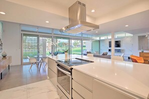 Casa (2 Bedrooms) | Cozinha privada | Micro-ondas, fogão, cooktop, lava-louças