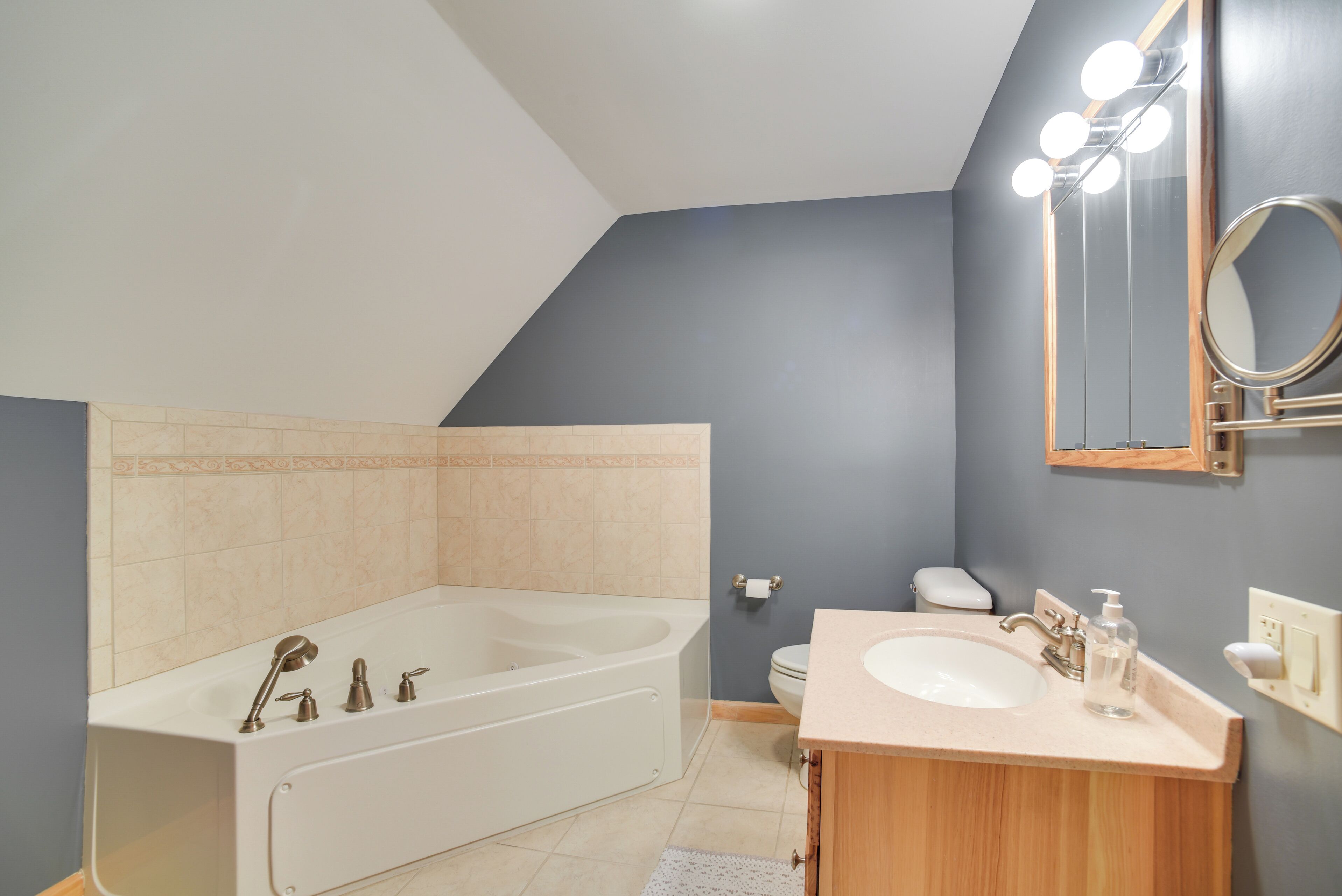 Un baño moderno con una bañera independiente, un lavamanos y un inodoro.
