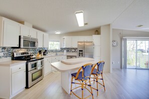 Cottage (2 Bedrooms) | Interior - Sebastien Cottage w/ Screened Porch, 5 Mi to Beach (Sebastian)