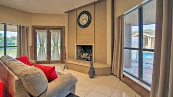 House (5 Bedrooms) | Interior