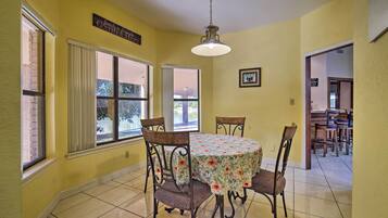 House (5 Bedrooms) | Interior