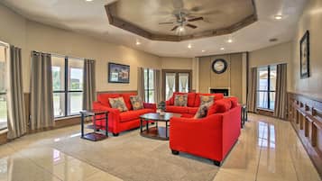 House (5 Bedrooms) | Interior