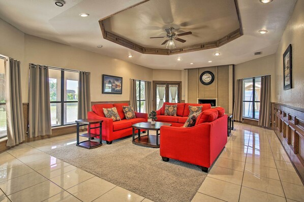 House (5 Bedrooms) | Interior