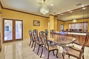 House (5 Bedrooms) | Interior