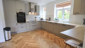 Cottage | Private kitchen | Fridge, dishwasher, electric kettle, toaster