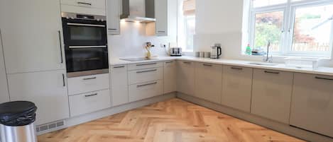 Cottage | Private kitchen | Fridge, dishwasher, electric kettle, toaster