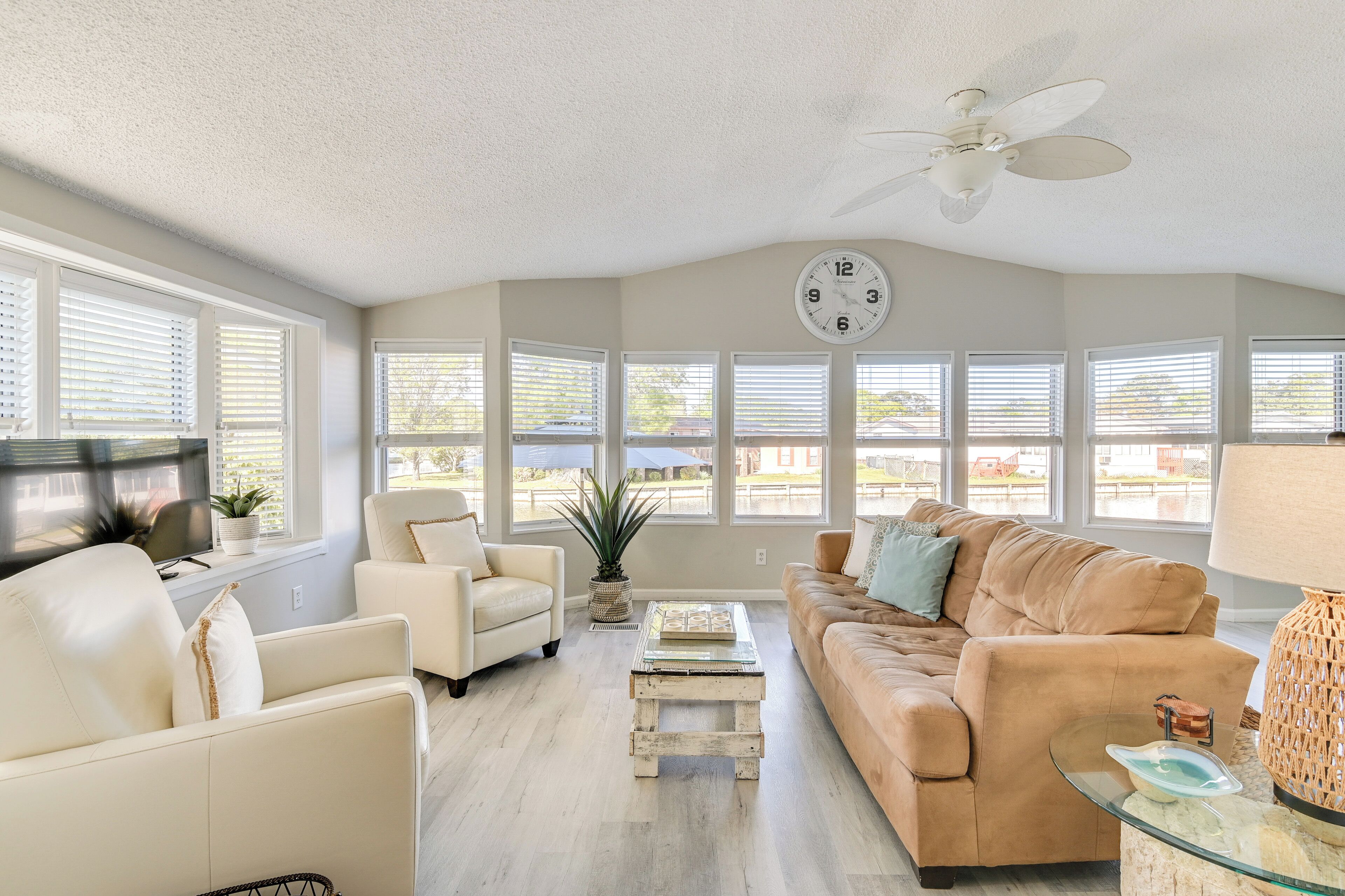 House (2 Bedrooms) | Living area | TV, DVD player, books