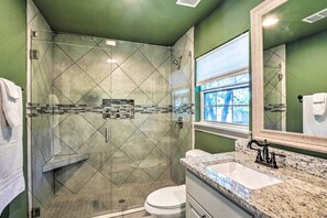 Shower - Stunning Hutto Home < 1 Mi to Historic Dtwn! (Hutto)
