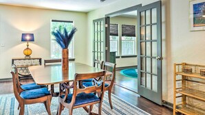 Dining - Stunning Hutto Home < 1 Mi to Historic Dtwn! (Hutto)