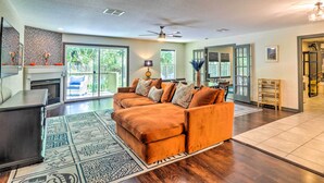 TV - Stunning Hutto Home < 1 Mi to Historic Dtwn! (Hutto)
