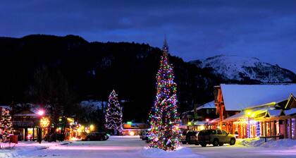 Fireplace & Deck: Modern Cabin in Grand Lake!