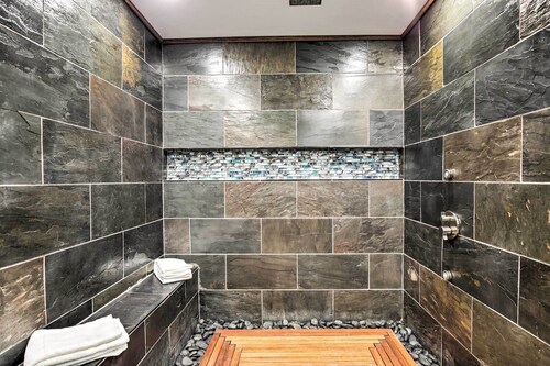 Movie Room & Private Pool: Richardson Retreat