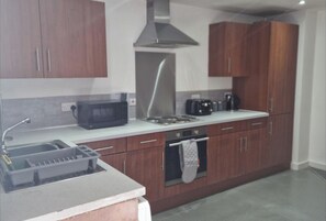 Fridge, microwave, oven, stovetop - Remarkable 2-bed Apartment in Central Liverpool (Liverpool)