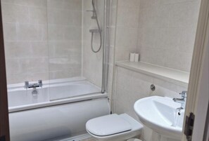 Combined shower/tub, deep soaking tub, towels - Remarkable 2-bed Apartment in Central Liverpool (Liverpool)