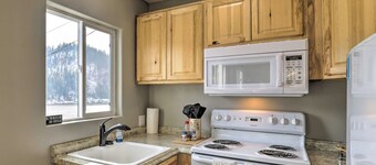 Lake Loon 'hillside' Cottage w/ Private Deck!