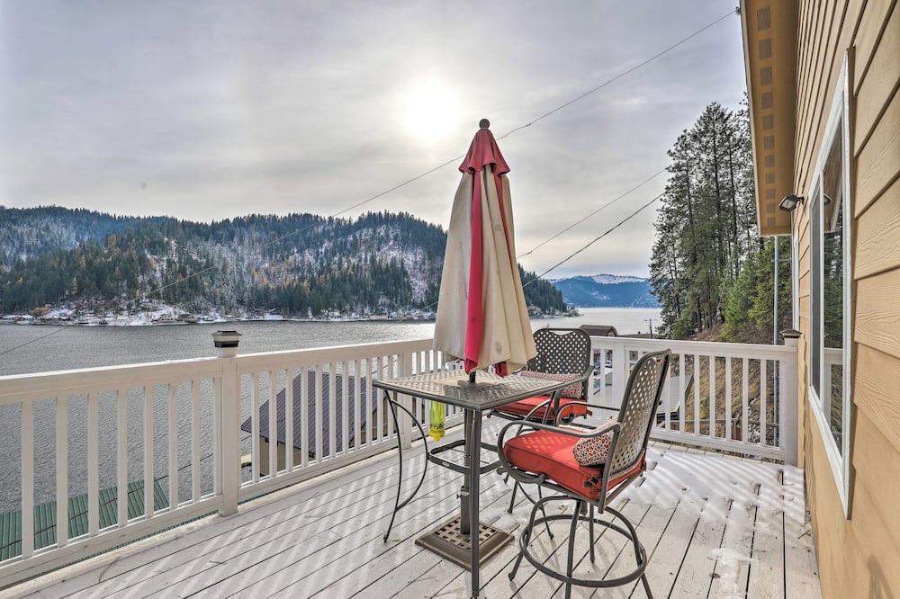 Lake Loon 'hillside' Cottage w/ Private Deck! - Sacheen Lake, WA