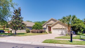 A residential house with a garage, driveway, and well-maintained lawn. - Sunny Villa w/ Lanai: 17 Mi to Disney! (Davenport)