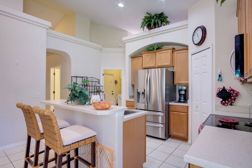 Sunny Villa w/ Lanai: 17 Mi to Disney!