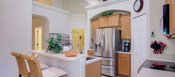 Sunny Villa w/ Lanai: 17 Mi to Disney!